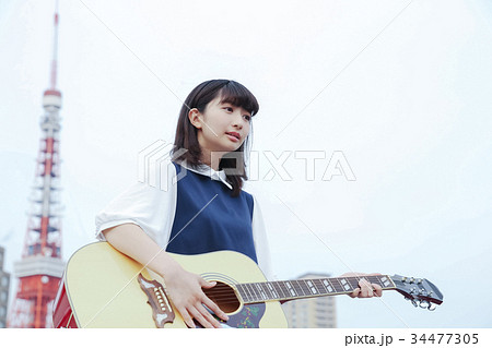 ギターを弾く女性 ギターを弾く女性 34477305