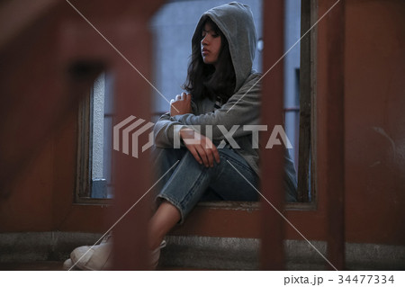 座り込む女性 34477334