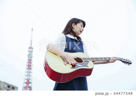 ギターを弾く女性 ギターを弾く女性 34477348
