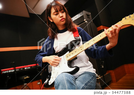 ギターを弾く女性 34477388