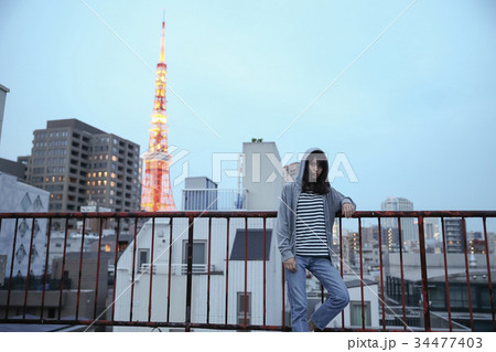 東京タワーと女性 34477403