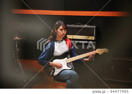 ギターを弾く女性 ギターを弾く女性 34477405