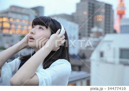 東京タワーと女性 東京タワーと女性 34477410