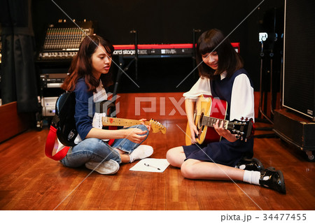 ギターを弾く女性 ギターを弾く女性 34477455