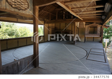岡山県津山市にある国指定重要有形民俗文化財「田熊八幡神社」：回り舞台 34477570