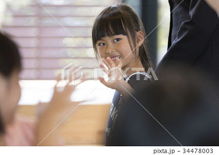 小学生 女の子 下校 お迎えの写真素材 小学生 女の子 下校 お迎えの写真素材