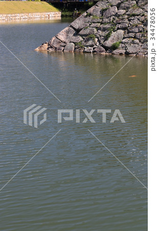 三原城天守台の北西隅の石垣と堀 34478056