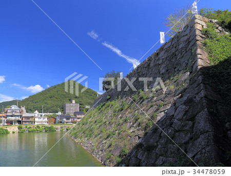 三原城天守台の西側の石垣と堀 三原城天守台の西側の石垣と堀 34478059