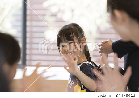 小学生　女の子　下校　お迎え 34478413