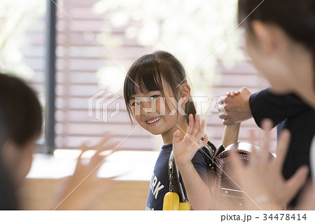 小学生 女の子 下校 手を振るの写真素材