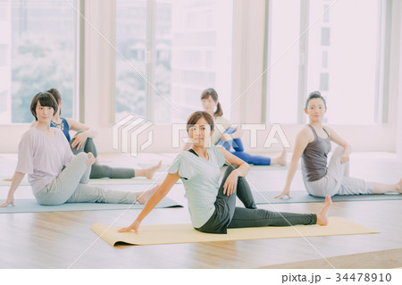ヨガスタジオでヨガをする若い女性 34478910