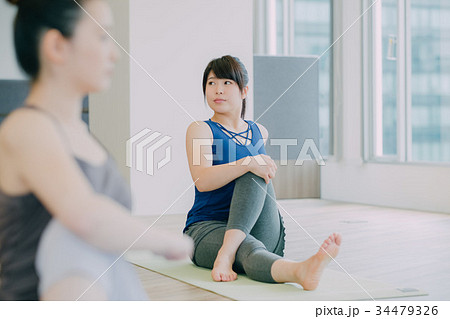 ヨガスタジオでヨガをする若い女性 ヨガスタジオでヨガをする若い女性 34479326