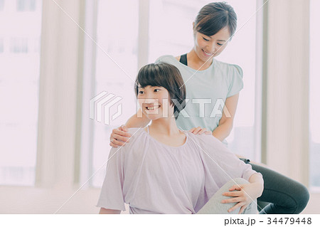 ヨガスタジオでヨガをする若い女性 34479448