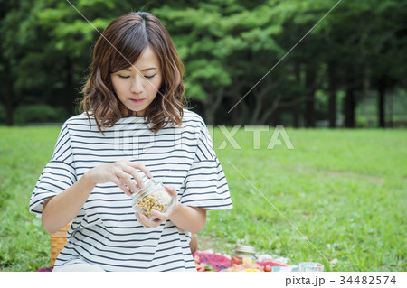 ピクニック　女性　レジャー　公園　ランチ 34482574