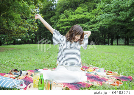 ピクニック　女性　レジャー　公園　ランチ 34482575