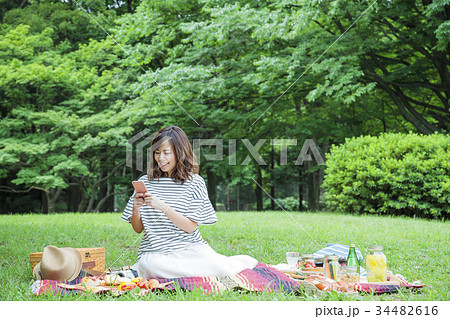 ピクニック 女性 レジャー 公園 ランチ ピクニック 女性 レジャー 公園 ランチ 34482616