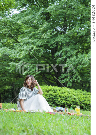 ピクニック 女性 レジャー 公園 ランチ ピクニック 女性 レジャー 公園 ランチ 34482624
