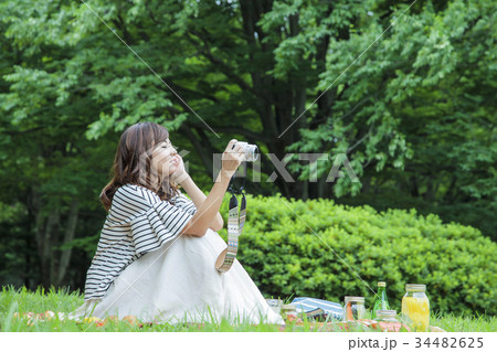 ピクニック 女性 レジャー 公園 ランチ ピクニック 女性 レジャー 公園 ランチ 34482625