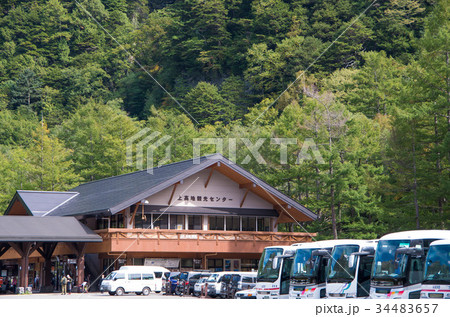 中部山岳国立公園上高地　上高地観光センター前のバスターミナルに並ぶバス 34483657