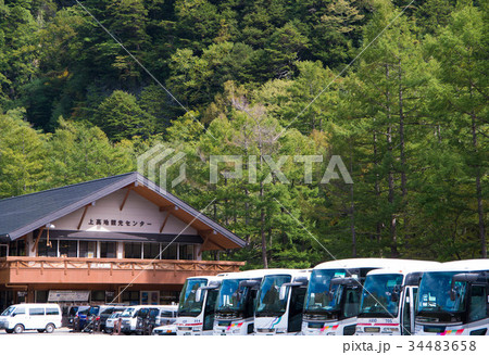 中部山岳国立公園上高地 上高地観光センター前のバスターミナルに並ぶバス 中部山岳国立公園上高地 上高地観光センター前のバスターミナルに並ぶバス 34483658