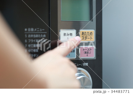 主婦 (家事 仕事 家 女性 家電 住宅 母親 ママ 電子レンジ オーブン 料理 調理 解凍 台所) 34483771