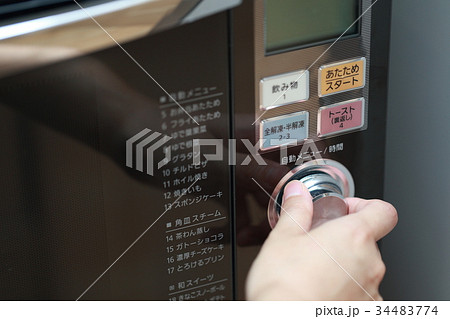 主婦 (家事 仕事 家 女性 家電 住宅 母親 ママ 電子レンジ オーブン 料理 調理 解凍 台所) 34483774