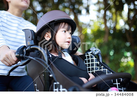 自転車 子供 送迎 送り 迎え 二人乗り電動アシスト自転車 二人乗り ママ 母親 の写真素材