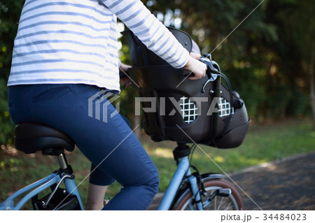 自転車 (子供 送迎 送り 迎え 二人乗り電動アシスト自転車 二人乗り ママ 母親) 自転車 (子供 送迎 送り 迎え 二人乗り電動アシスト自転車 二人乗り ママ 母親) 34484023