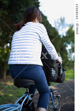 自転車 子供 送迎 送り 迎え 二人乗り電動アシスト自転車 二人乗り ママ 母親 の写真素材