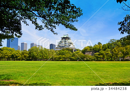 大阪城 西の丸庭園から望む天守閣の写真素材 34484238 Pixta