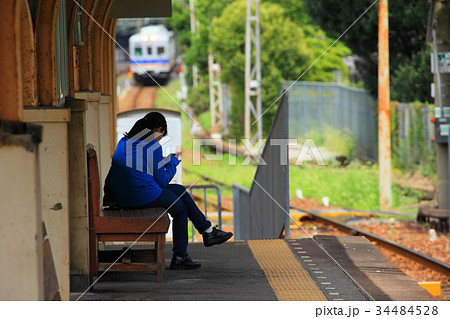 乗客のもとへ急ぐ南海電車 34484528