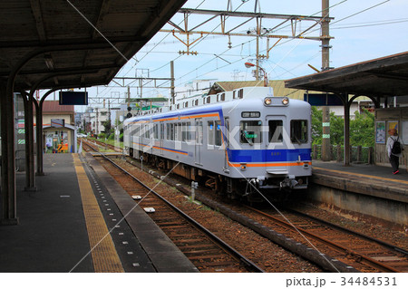 西天下茶屋駅に停車中の南海電車の写真素材