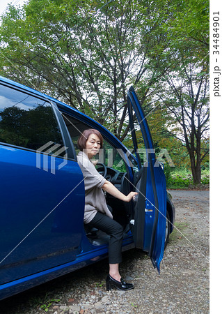 運転するミドル女性　 34484901