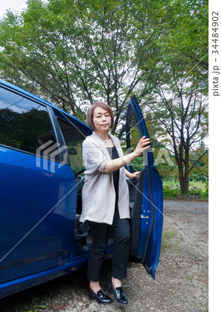 運転するミドル女性　 34484902