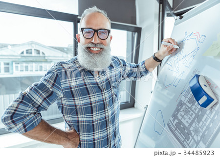 Cheerful skillful old man is expressing happiness 34485923