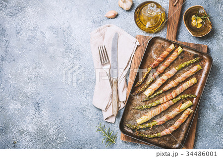 Grilled green asparagus wrapped with bacon 34486001