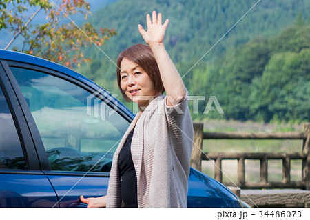 車で秋の観光  34486073