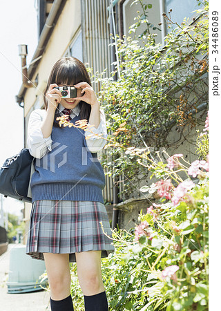 女子高生 写ルンです 使い捨てカメラの写真素材