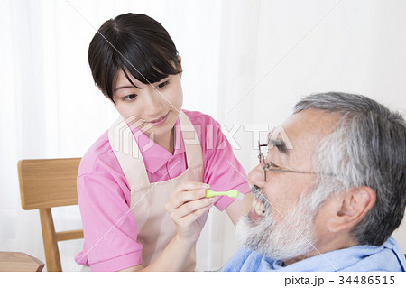 高齢者介護　介助シーン　口腔ケア　歯みがき　歯ブラシ 34486515