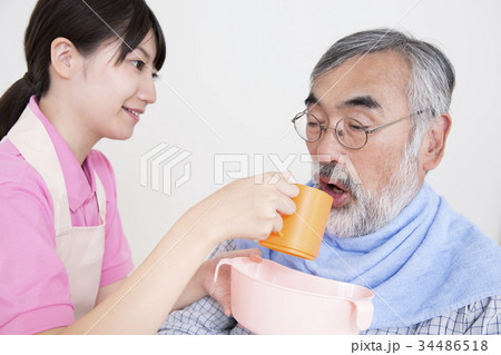 高齢者介護 介助シーン 口腔ケア うがい 高齢者介護 介助シーン 口腔ケア うがい 34486518