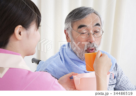 高齢者介護 介助シーン 口腔ケア うがい 高齢者介護 介助シーン 口腔ケア うがい 34486519