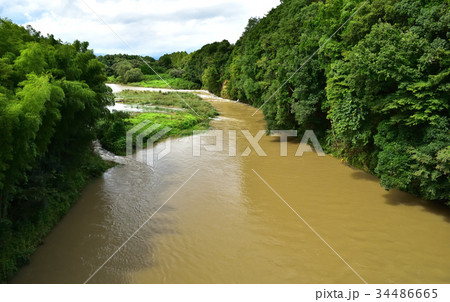 大雨で増水した川 34486665