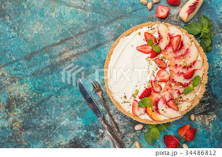 Delicious Tart with peaches and strawberries Delicious Tart with peaches and strawberries 34486812