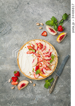Delicious Tart with peaches and strawberries Delicious Tart with peaches and strawberries 34486817