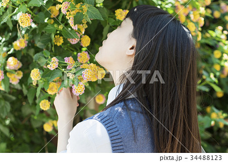 女子高生 花 ポートレートの写真素材