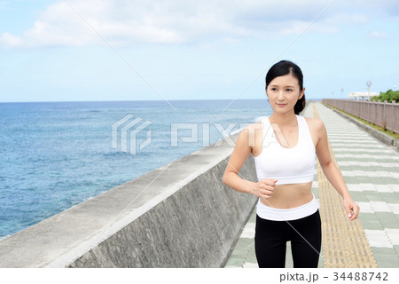 海岸を走る女性 海岸を走る女性 34488742