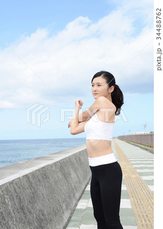 海岸でストレッチをする女性 34488762