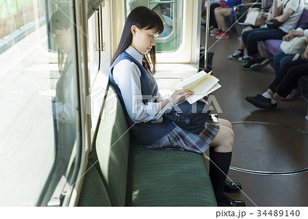 女子高生 通学 電車の写真素材