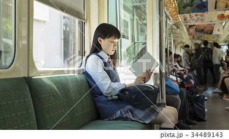 女子高生　通学　電車 34489143