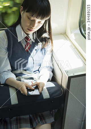 女子高生 通学 電車の写真素材